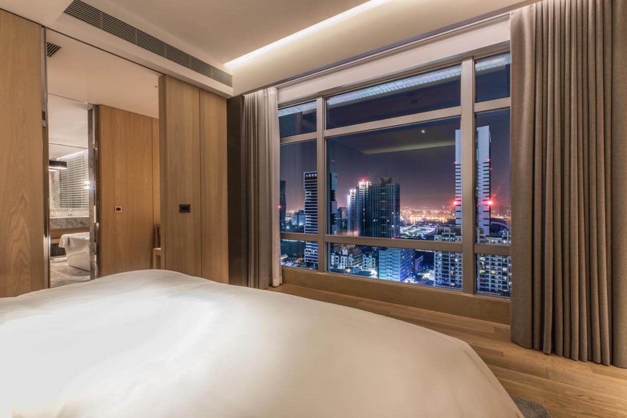 Silks Club Hotel Kaohsziung Kültér fotó A bedroom at the hotel