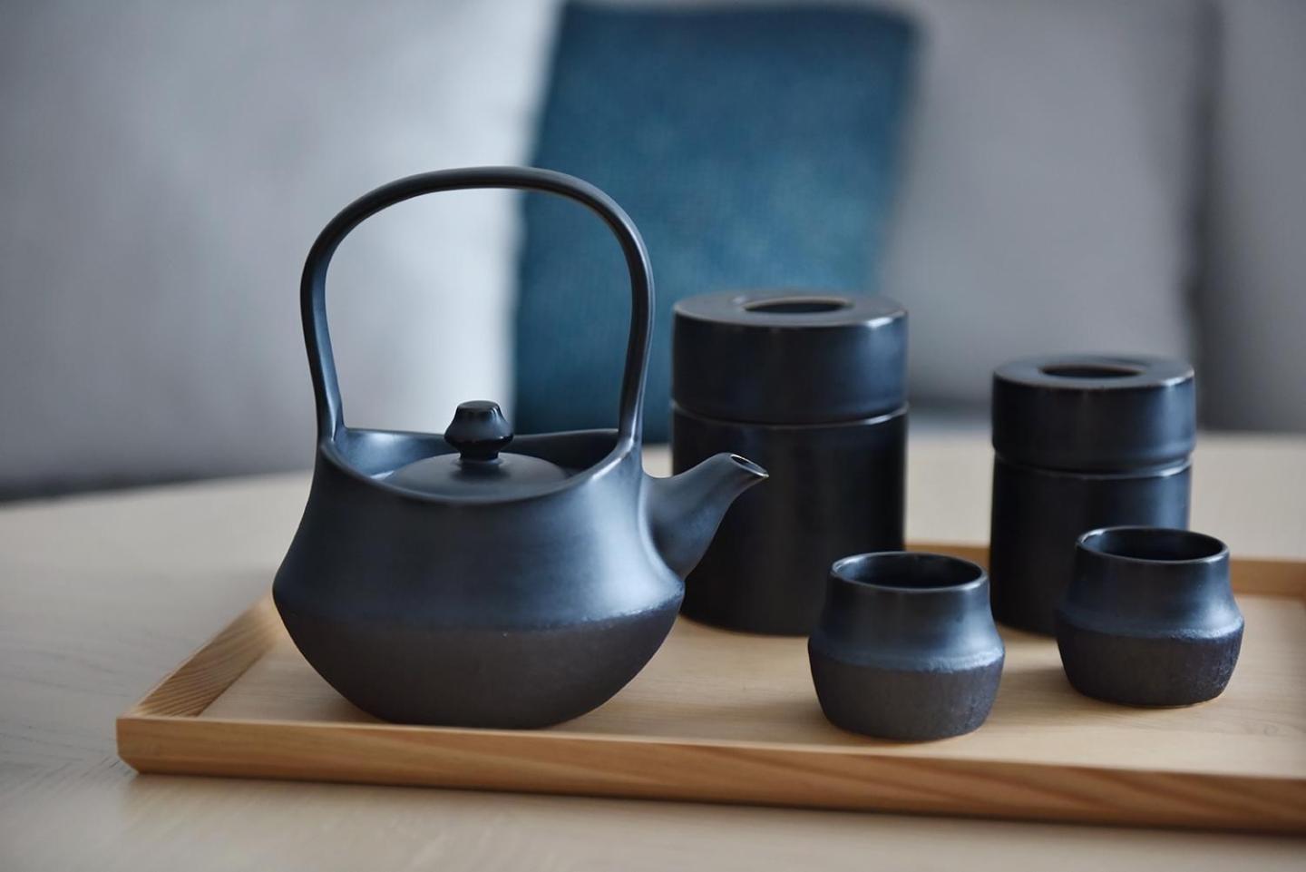 Silks Club Hotel Kaohsziung Kültér fotó A set of Japanese tea utensils