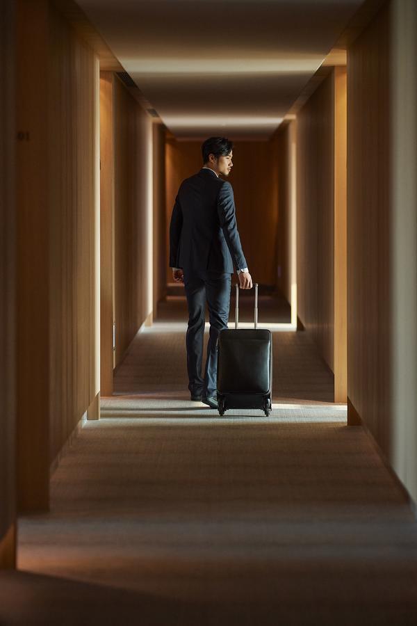 Silks Club Hotel Kaohsziung Kültér fotó A business traveller with a suitcase