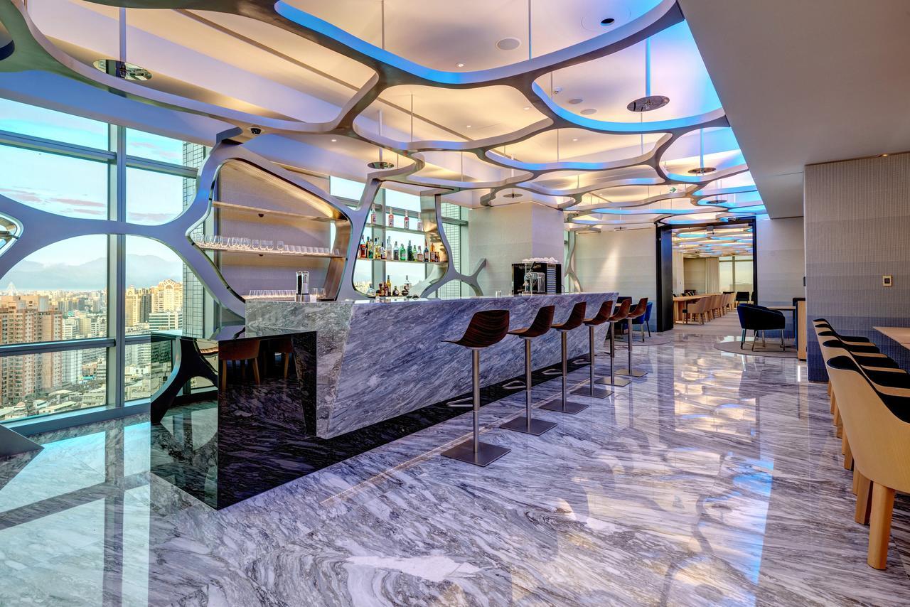 Silks Club Hotel Kaohsziung Kültér fotó The bar at the 39th floor
