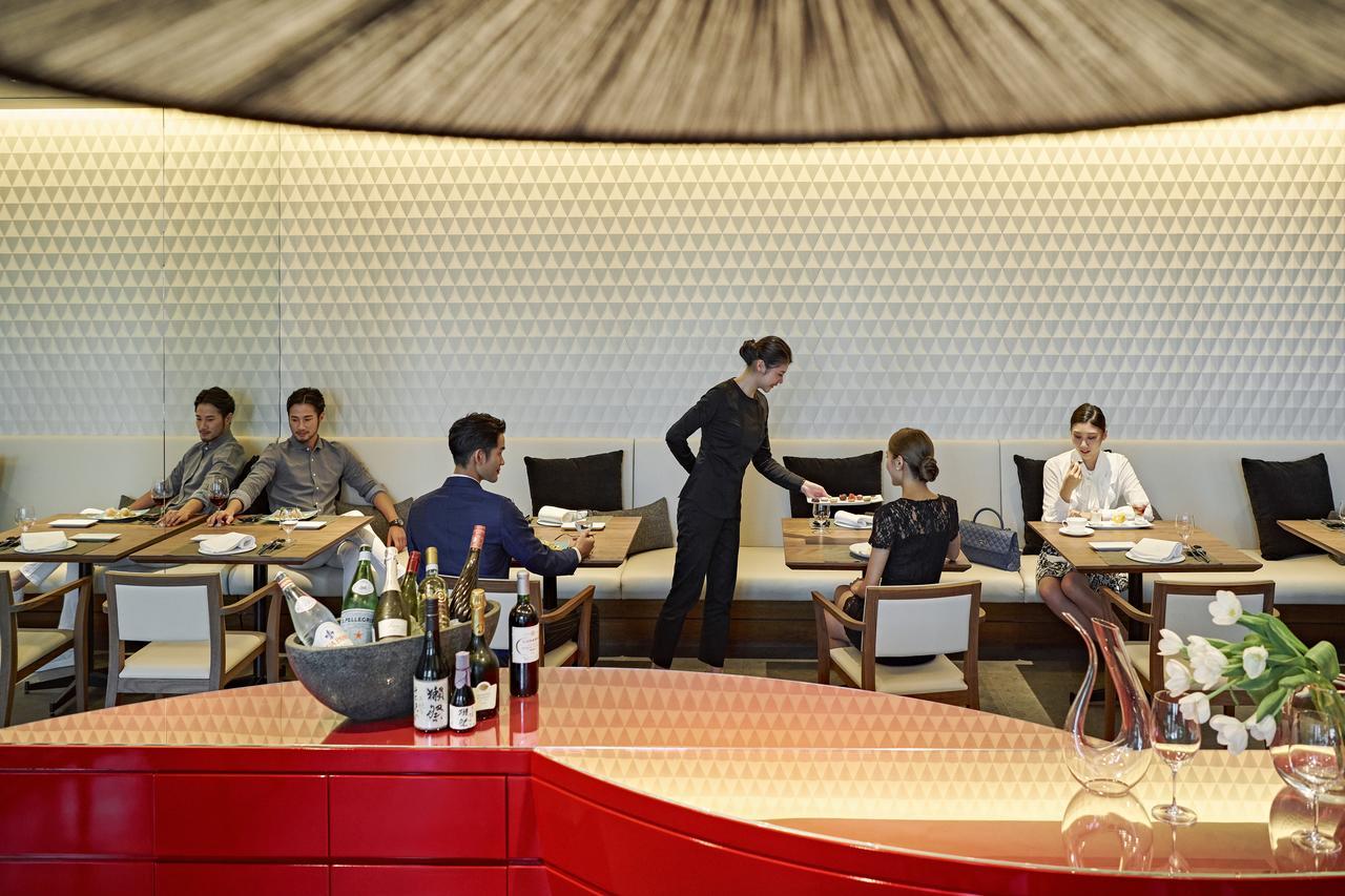 Silks Club Hotel Kaohsziung Kültér fotó The Wing at Hong Kong International Airport
