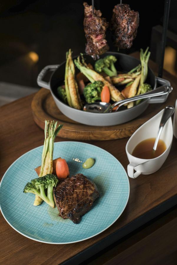 Silks Club Hotel Kaohsziung Kültér fotó A steak with vegetables