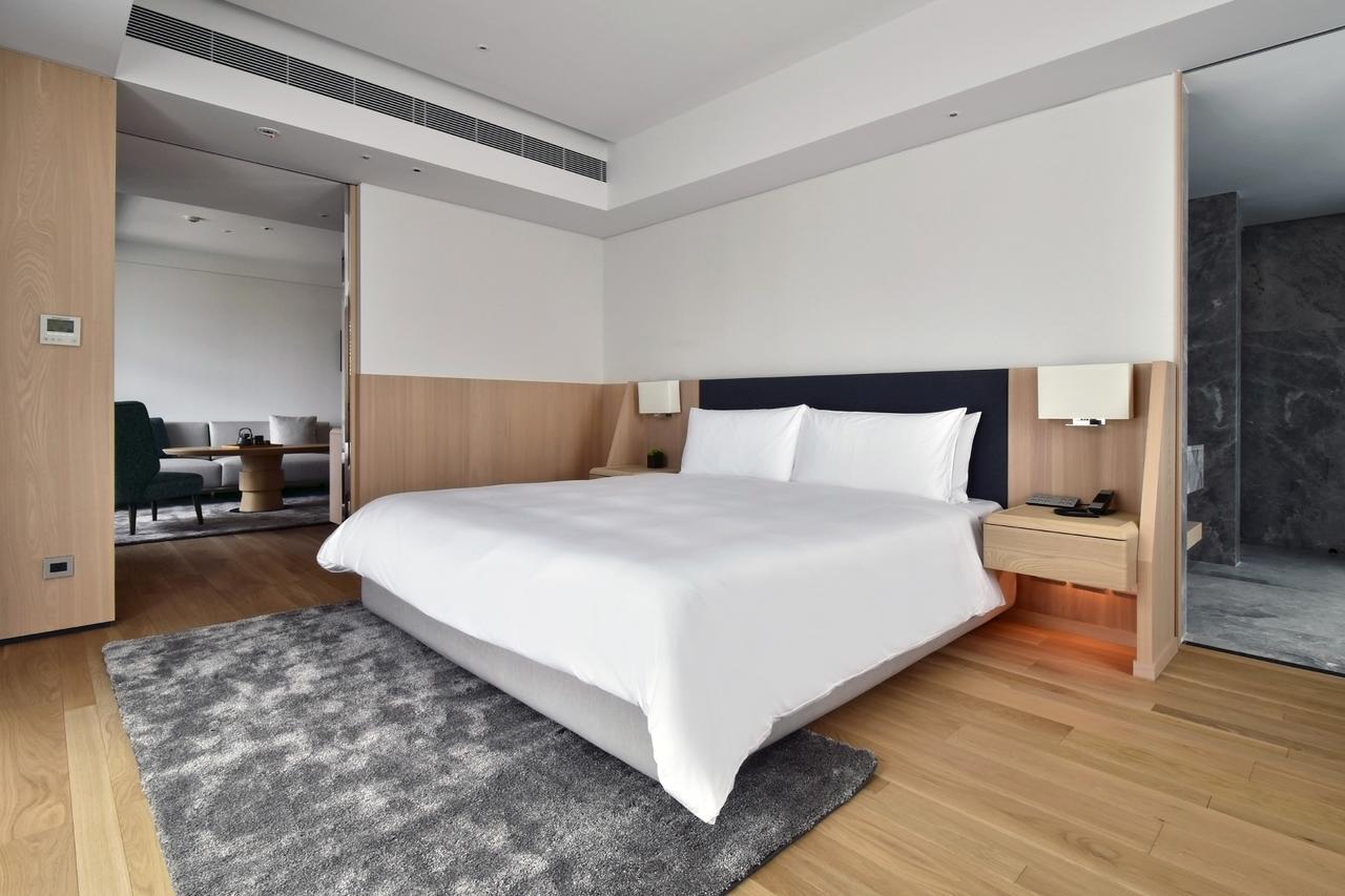 Silks Club Hotel Kaohsziung Kültér fotó A bedroom at the hotel